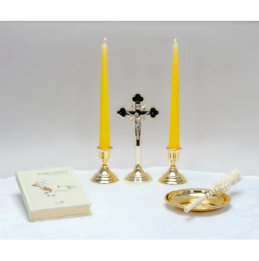 Komplet kolędowy tradycyjny | W skład kompletu wchodzą: Krzyż - wysokość 19 cm, dwa świeczniki, dwie świeczki, kropidło